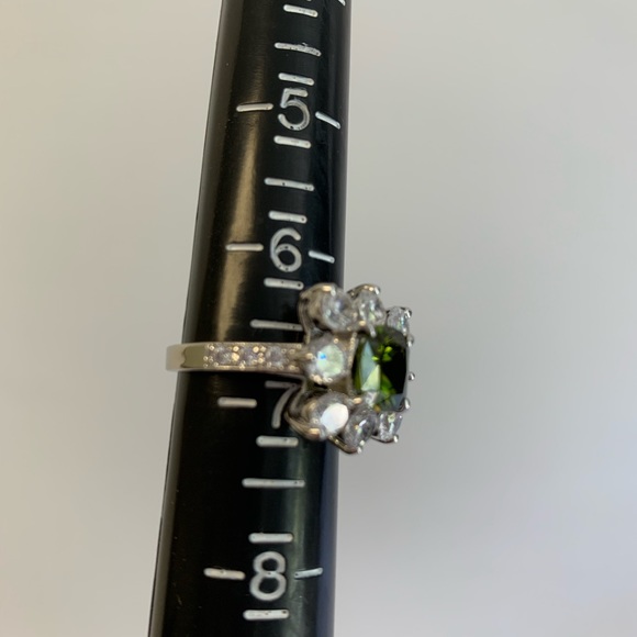 Emerald green & Crystal Cocktail Ring 6 3/4 - Picture 8 of 8